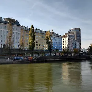 https://family-apartment-with-two-bathrooms-near-to-city-center.vienna-besthotels.com